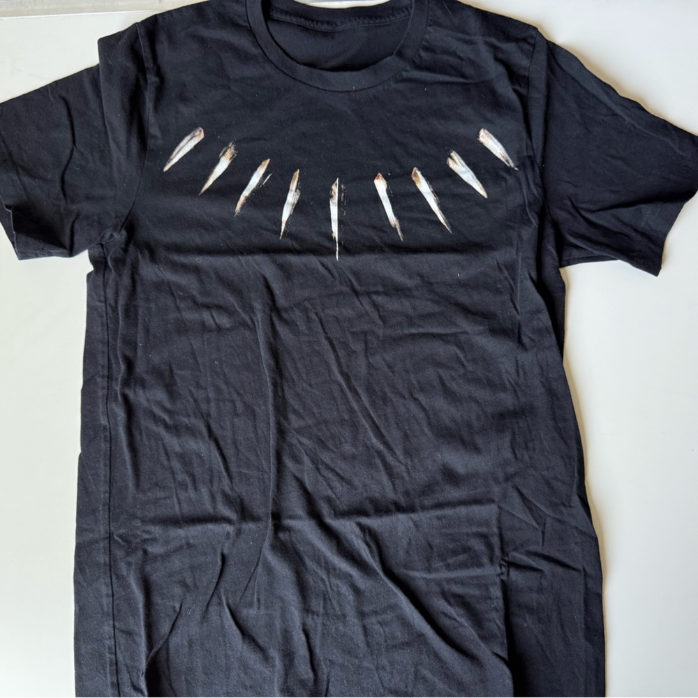 Marvel Studios Black Panther 2018 Black Graphic T-Shirt Panther Necklace